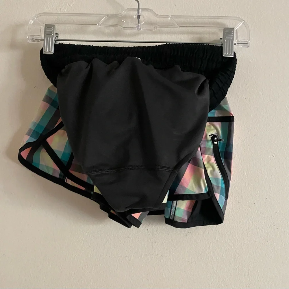 Lululemon shorts size 6 - Picture 4 of 5